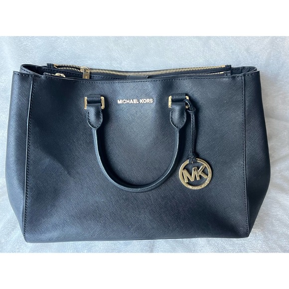 Michael Kors Handbags - Authentic Michael Kors Savannah Leather handbag black